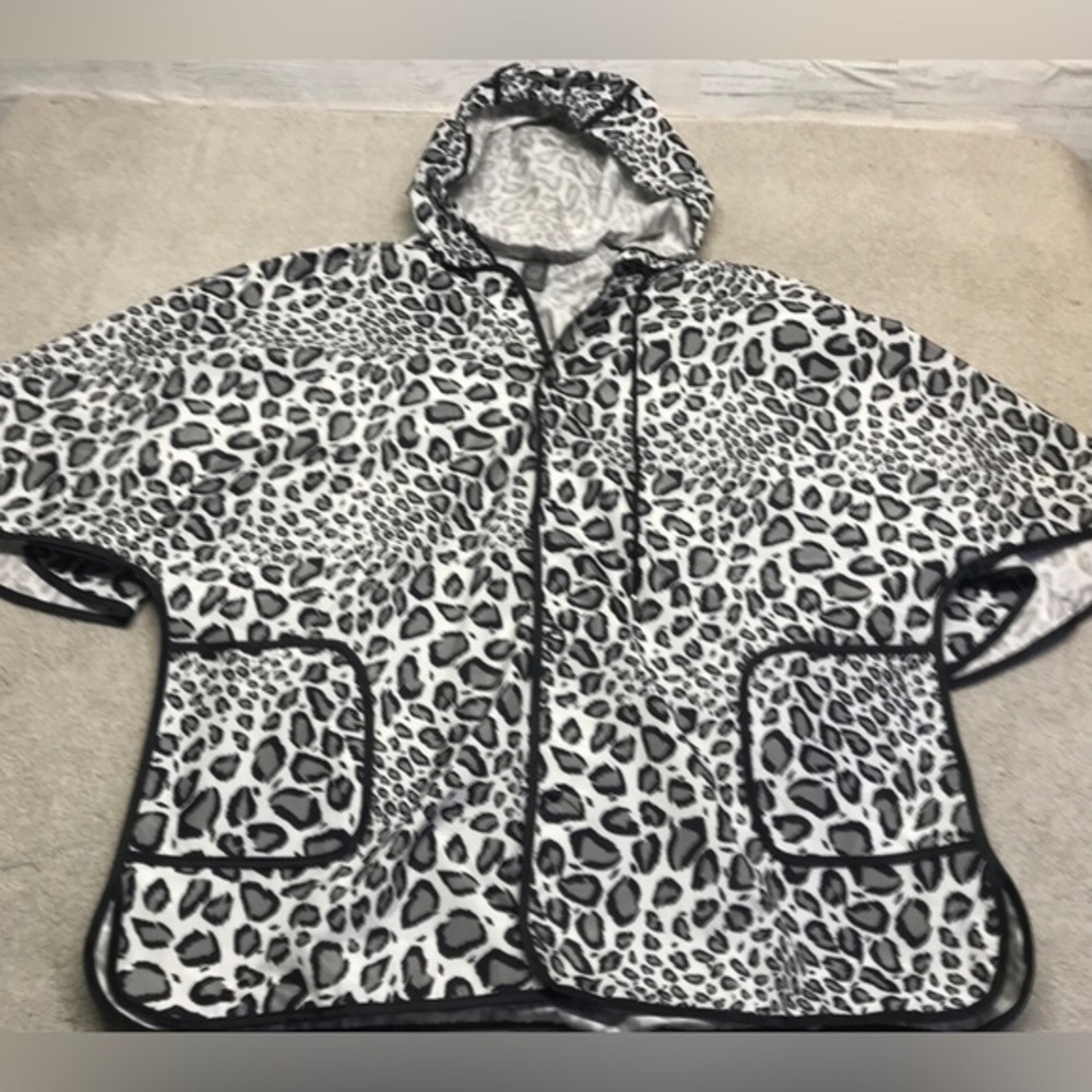 Vince Camuto One Size Black/Grey/White Leopard Print Button Up Poncho